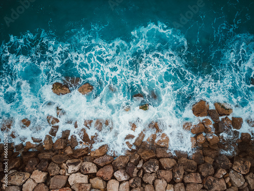Olas del mar rompiendo en las rocas