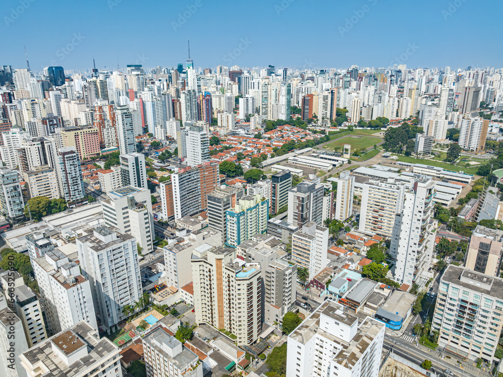 Fototapeta premium Imagem aérea do bairro Jardins e Jardim Paulista. Bairro arborizado próximo a Avenida Nove de Julho cercado por grandes edificios em área nobre de São Paulo, capital. 