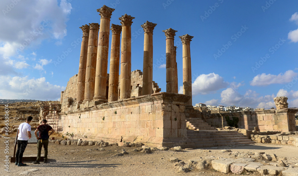 Obraz premium Various monuments in the ancient city of Jerash, which is located in northern Jordan and is considered one of the ten important cities of the Decapolis among the cities of the Roman state, and in vari