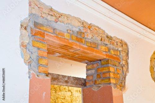 Tableau sur toile New reinforced brick lintel useful for creating a new door, or a new window, in