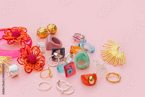 Foto Colorful trendy bijouterie on pink background