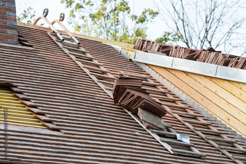 Tuiles plates neuves sur toiture en rénovation