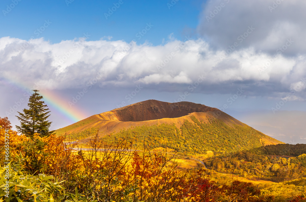 Obraz premium 一切経山登山道から吾妻小富士にかかる虹