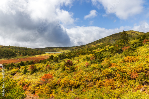 一切経山登山道 鎌沼辺りから紅葉に染まる山