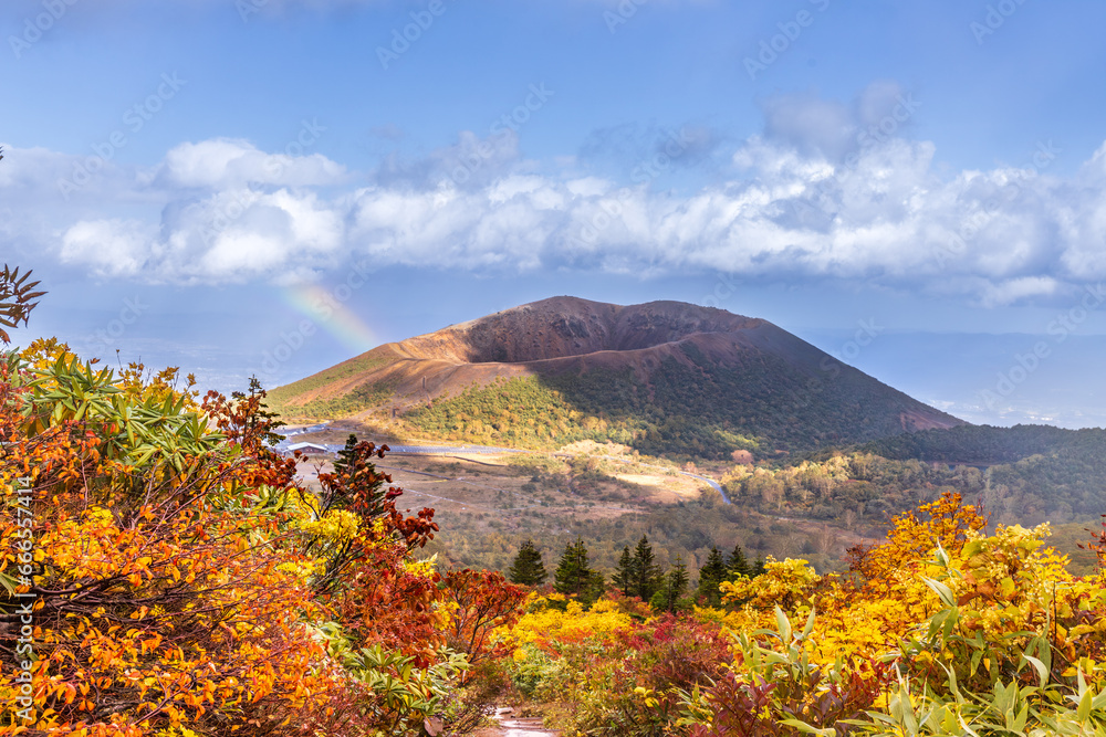 一切経山登山道から吾妻小富士にかかる虹