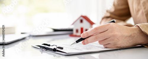 Φωτογραφία Real estate brokerage agent Contract, agreement, home insurance concept Making l