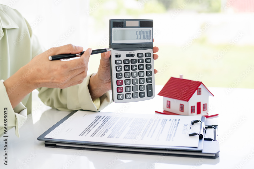 Real estate agents bid homes in the project to explain in detail to clients. Explain and present information about home and mortgage purchases. real estate trading ideas Real estate agents bid homes in the project to explain in detail to clients. Explain and present information about home and mortgage purchases. real estate trading ideas