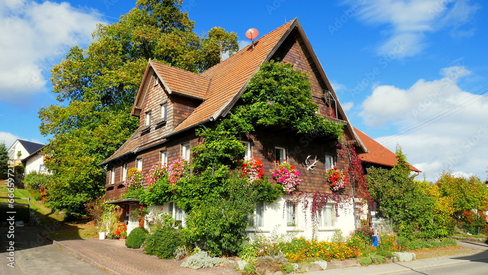 traditionelles altes Wohnhaus mit Blumenschmuck im Herbst in Neuweiler im Nordschwarzwald traditionelles altes Wohnhaus mit Blumenschmuck im Herbst in Neuweiler im Nordschwarzwald