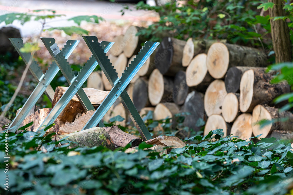 UISEBRT Klappbarer Sägebock Für Kettensäge - Metall Holzbock 150 Kg Mit Handschuh 82x80,5x79 Cm
