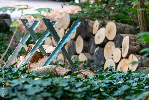 Fototapeta Naklejka Na Ścianę i Meble -  Ein Holzbock aus Metall zum sägen mit Brennholz
