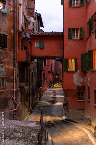 La Piccola Venezia ohne Wasser in Bologna Italien Toskana © MC Stock