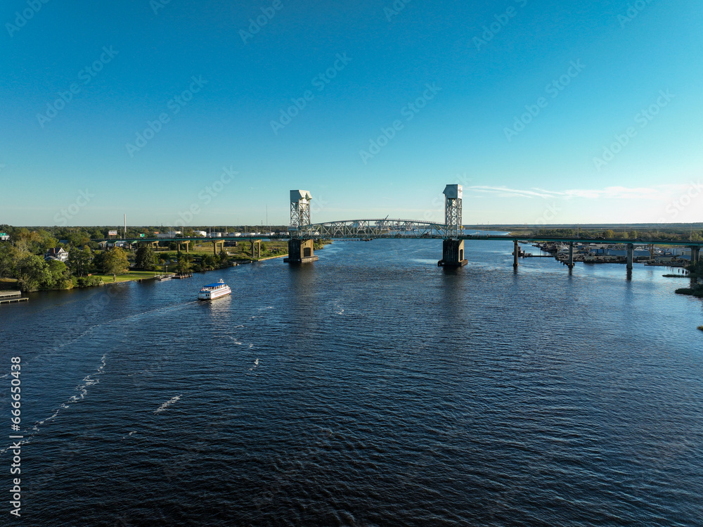 Obraz premium Cape Fear Memorial Bridge over the Cape Fear River, connection Leland, North Carolina to Wilmington, NC.