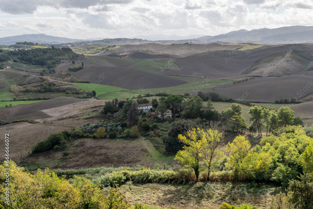 Φωτογραφία View of the Tuscan countryside from Terricciola towards Lajatico and Volterra, P