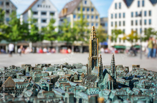 Fotografie Ulm, Stadt, Baden-Württemberg, Münsterplatz mit Miniatur Tastmodell des Stadtzen