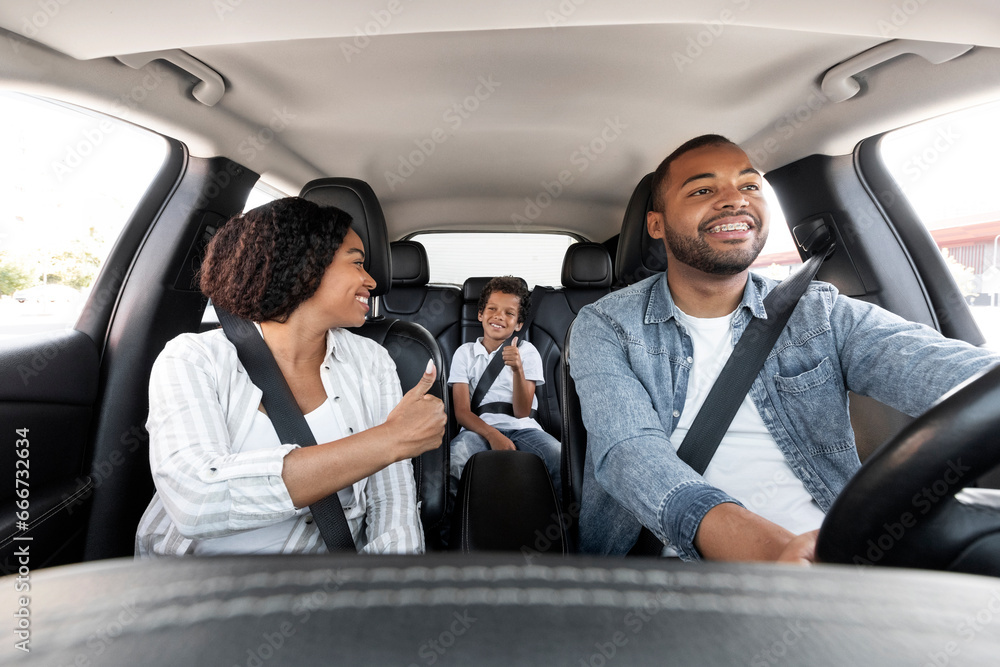 Happy black family enjoying car ride together - obrazy, fototapety, plakaty 
