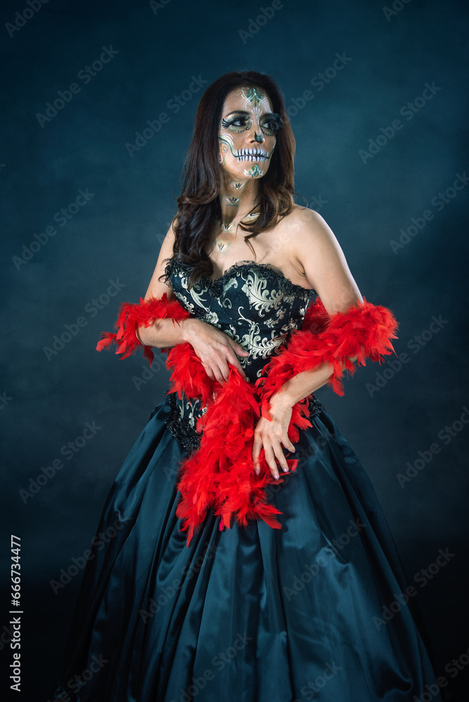 Calavera Catrina en Halloween Catrina con Plumas Rojas fotografia en estudio con fondo negro