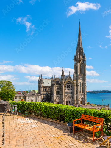 Φωτογραφία View of Saint Colman's Cathedral from a terrace overlooking the city and harbor in the Cobh, County Cork, Ireland