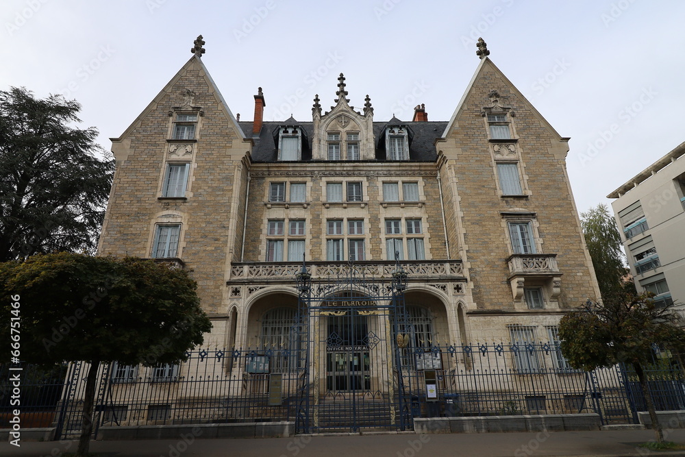 Naklejka premium Bâtiment typique, vue de l'extérieur, ville de Bourg en Bresse, département de l'Ain, France