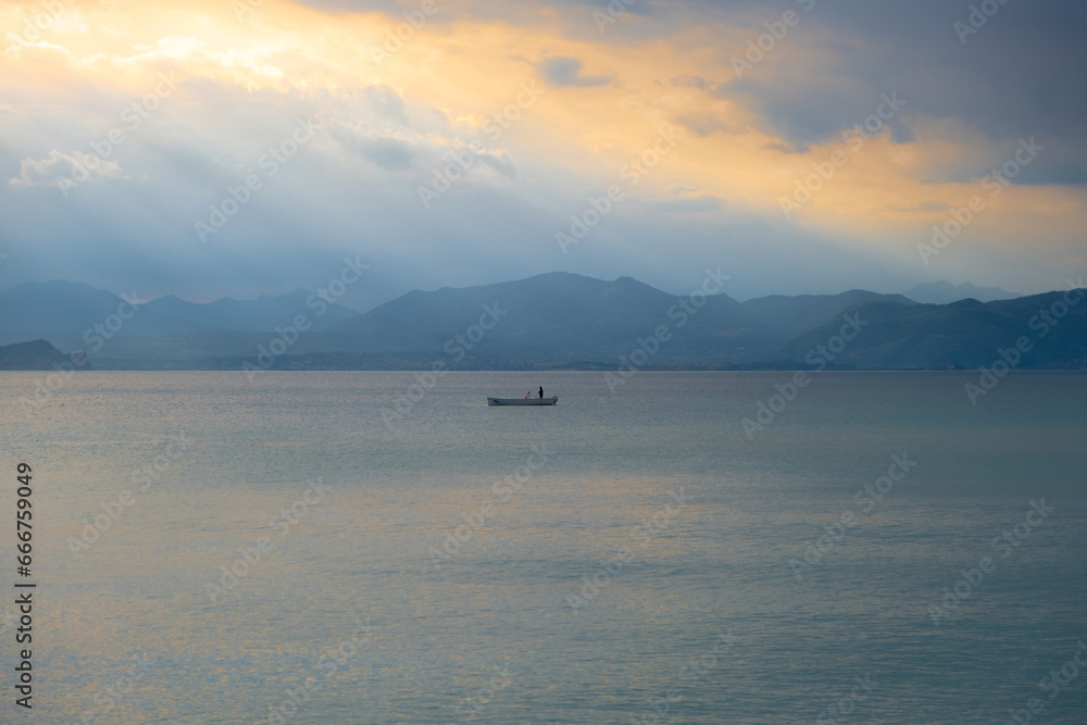 Tramonto al lago di garda.