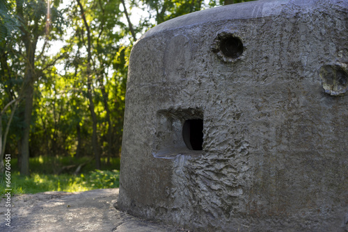 Fragment stalowej kopuły osłaniającej z widocznymi śladami po ostrzale