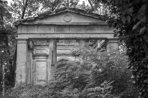 Stary opuszczony rodzinny grobowiec