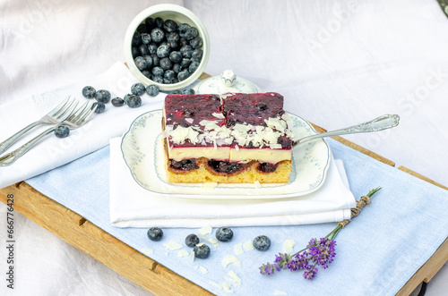 Blaubeerwelle mit weissen Schokoladenspänen