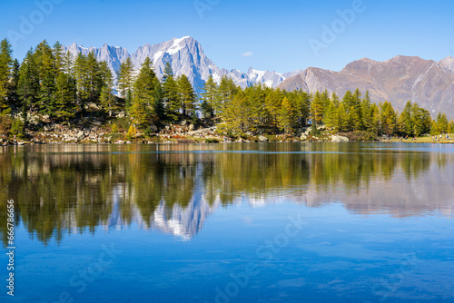 фотографія Monte Bianco e Grandes Jorasses sul Lago d'Arpy, Valle D'Aosta