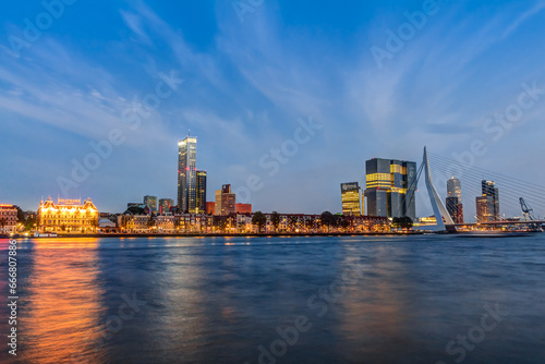 Das Ufer der Nieuwe Maas in Rotterdam mit Blick auf die Erasmusbrücke zur blauen Stunde