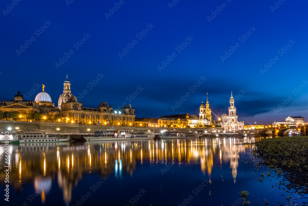 Altstadtpanorama Dresden mit Frauenkirche, Schloss und Hofkirche zur blauen Stunde