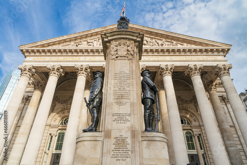 Tableau sur toile London Troops War Memorial, located outside the Royal Exchange in the City of Lo
