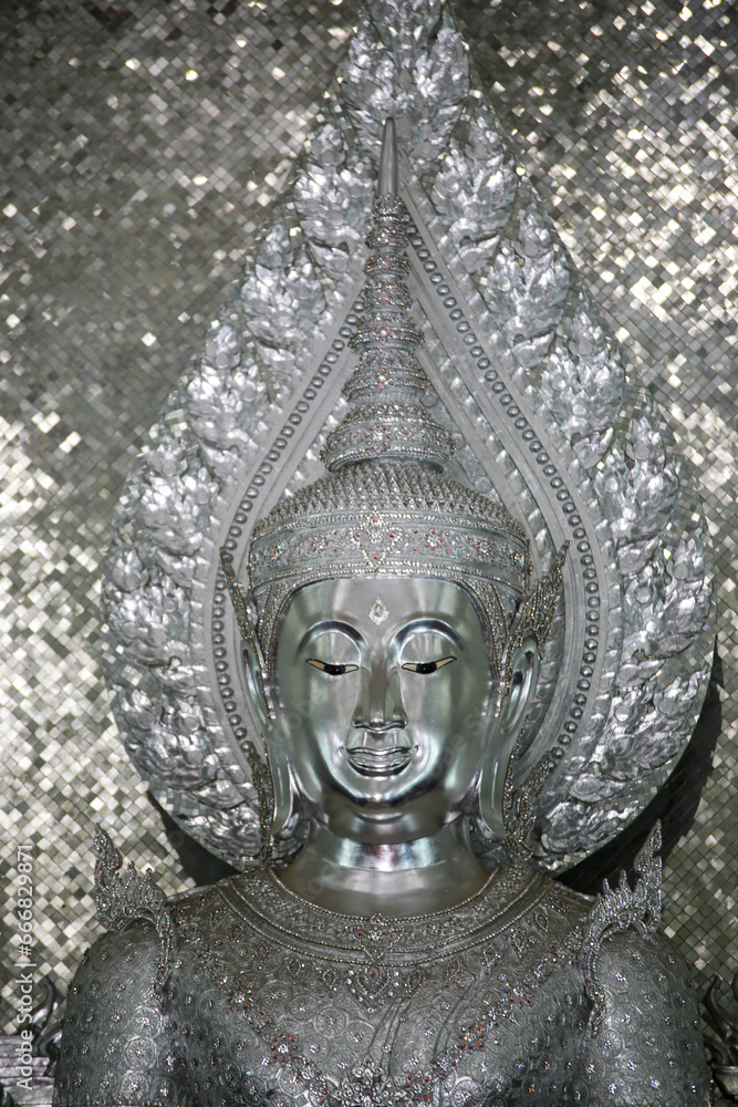 Fototapeta premium 태국의 사찰, 왓 폰 프라파 니밋, วัดพรประภานิมิต, 의 반짝이는 백색 인테리어와 신비한 불상들