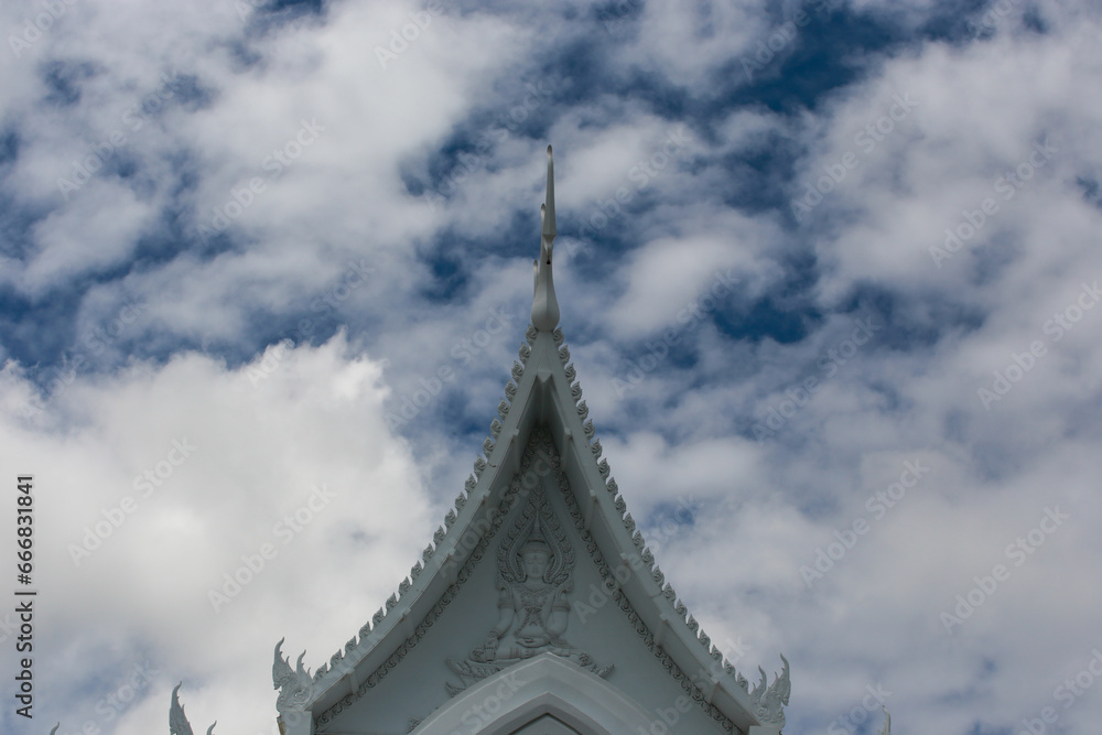 Naklejka premium 하얀색이 너무 아름다운 태국의 사찰, 왓 폰 프라파 니밋, วัดพรประภานิมิต, 파타야,좀티엔, 촌부리 지역에 있음. 