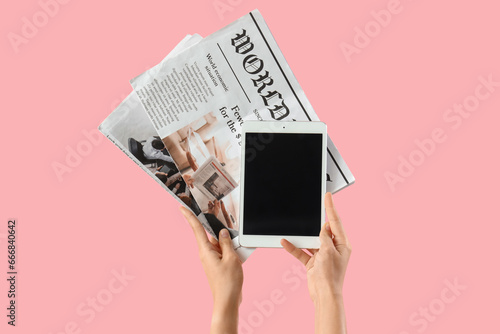 Woman with blank tablet com...