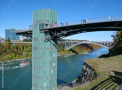Canvas-taulu View of Niagara River Gorge with observation deck on the American side