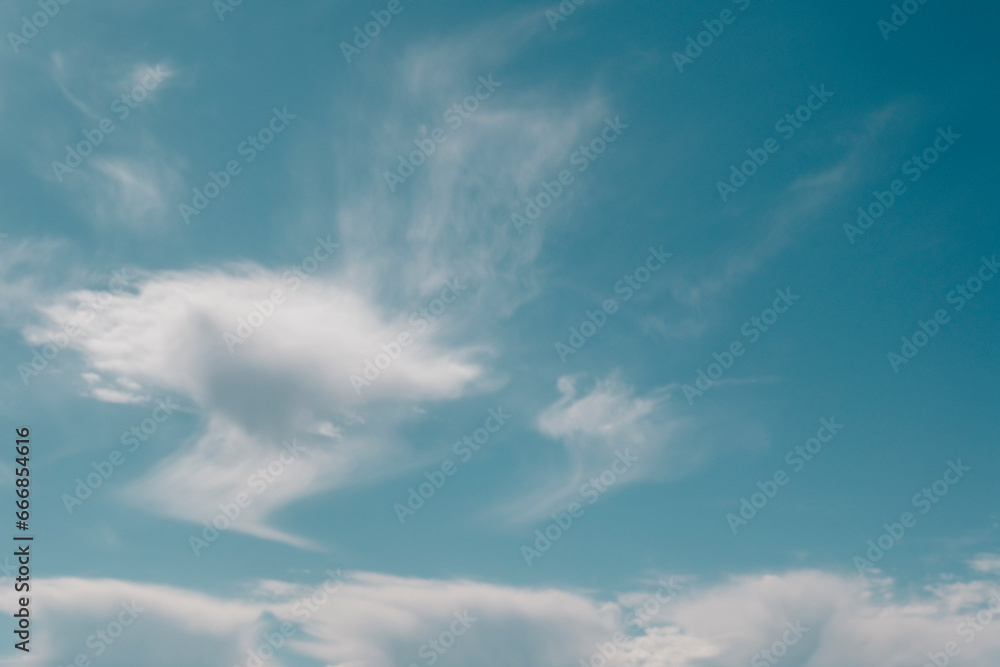Obraz premium さわやかな秋の晴天の青空と薄い雲の背景 アウトドア・行楽・キャンプ
