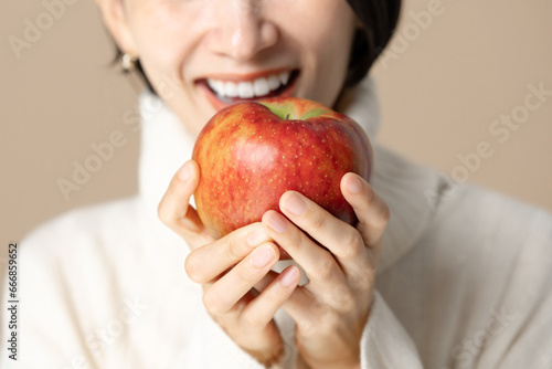 リンゴを持つ若い女性 photo
