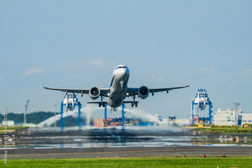Fototapeta premium 離陸する飛行機
