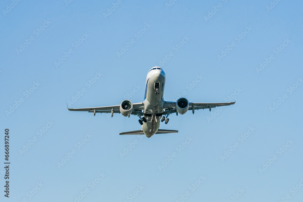 離陸する飛行機