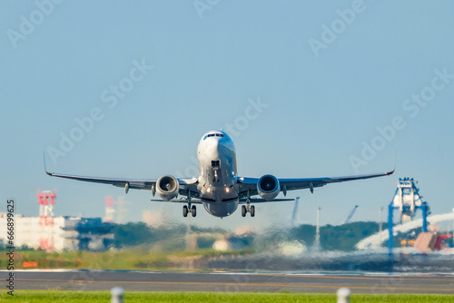 離陸していく飛行機