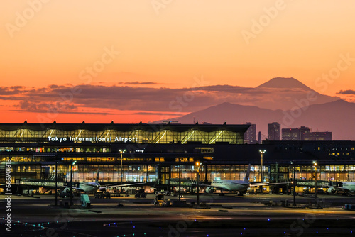 夕方の富士山と空港と飛行機 photo