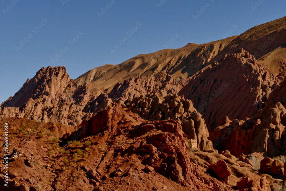Fototapeta premium La strada della valle del fiume Dades è l'accesso alle spettacolari Dades Gorges da cui una strada si inerpica verso i monti dell'Atlante con ripidi tornanti