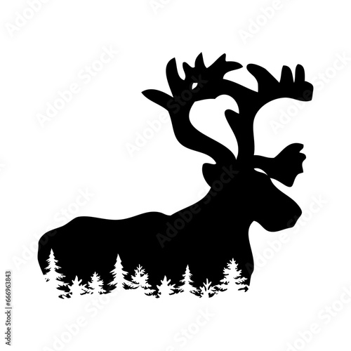 Paisaje navideño o de invierno. Silueta de ciervo o reno de pie con bosque de árboles tipo pino o abeto en espacio negativo