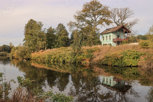 Herbststimmung an der Zwickauer Mulde; Blick vom Zwickauer Schlobigpark über den Fluss
