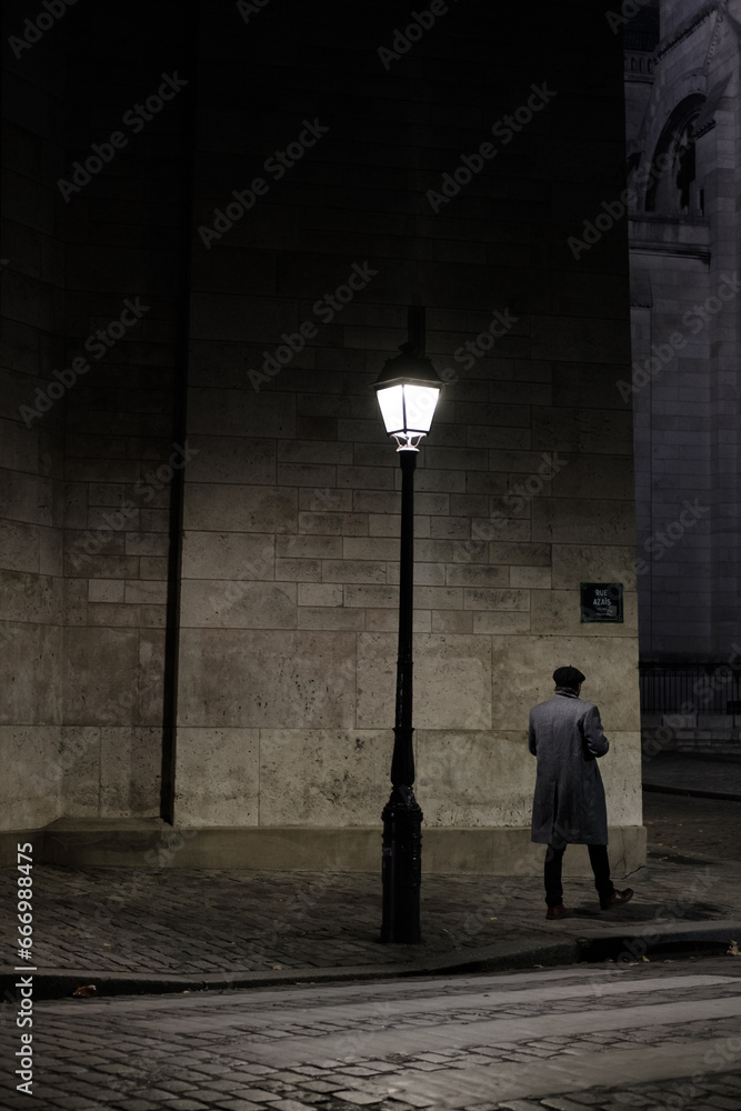 Parisien inconnue de nuit à la lueur du lampadaire