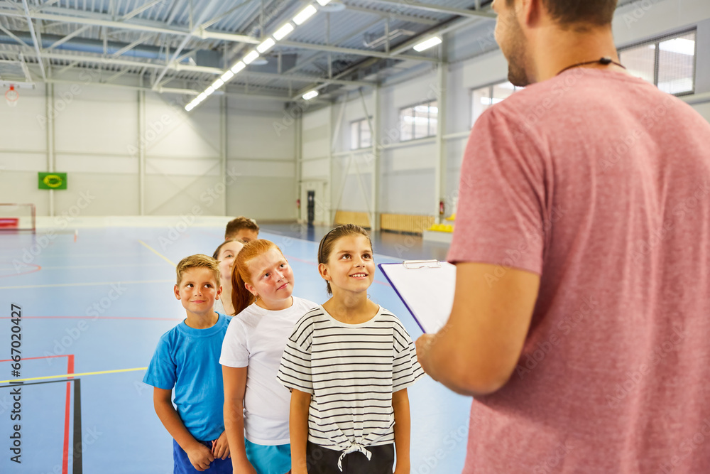 Obraz premium Teacher talking to students during gym class