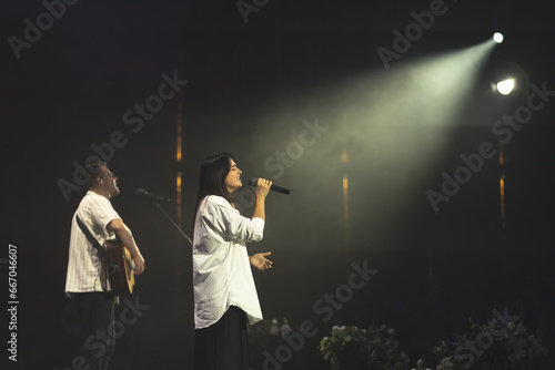 Foto A duet of singers is performing a song on stage
