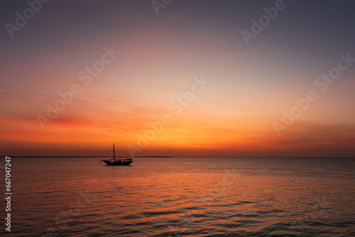 Silhueta de barco ao por do sol © Vitor