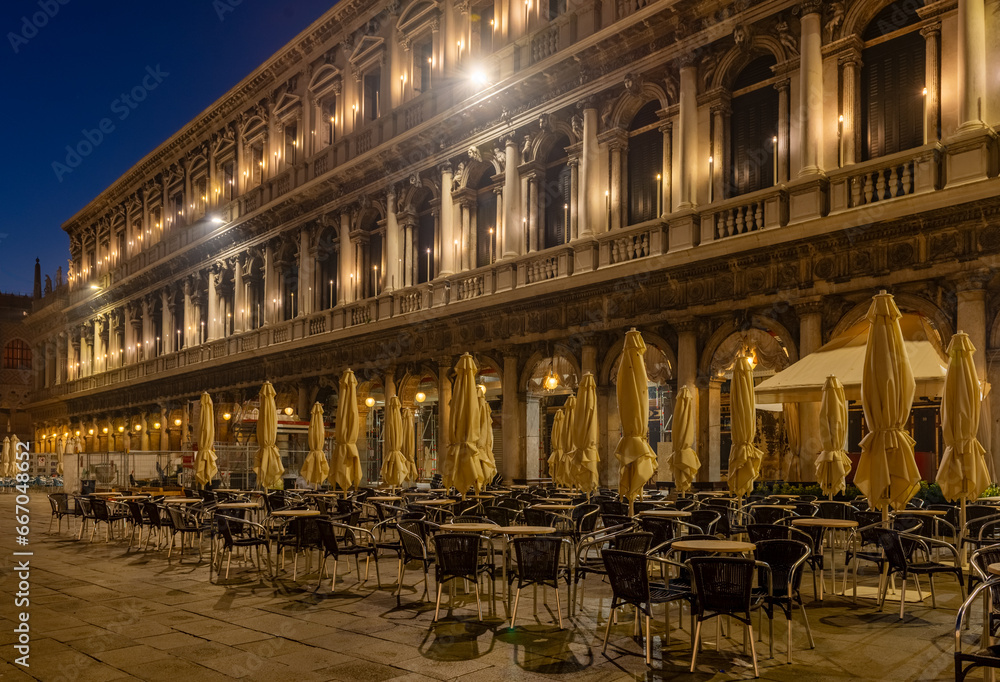 Naklejka premium night in St. Mark's square, cafe, Venice