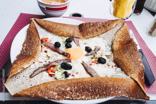 Obraz na plátně Délicieuse galette de sarrasin avec garniture crème fromage olives et anchois
