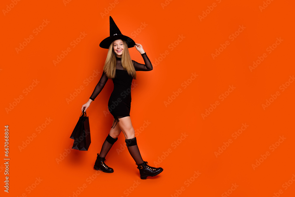 Φωτογραφία Full body photo of attractive blonde teen woman walking enjoy shopping dressed b